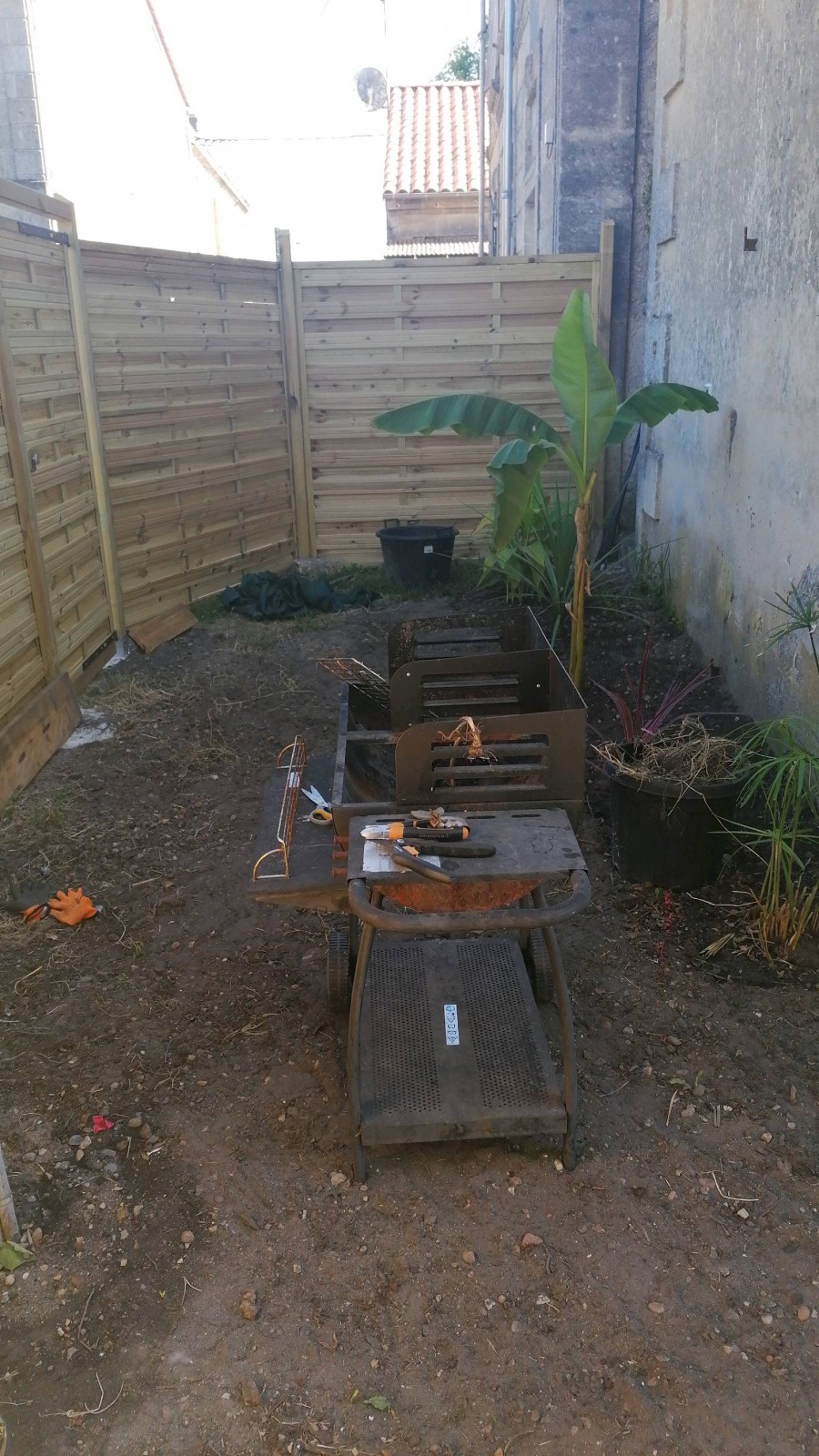 Pose d'un gazon synthétique sur la commune de saint Yzan de Soudiac en Gironde