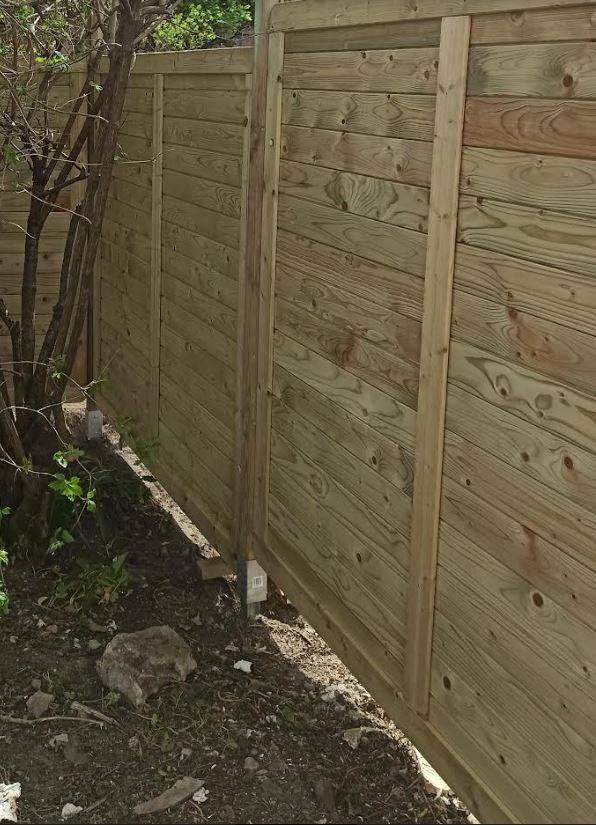 Pose de palissade en bois par un professionnel à Bordeaux